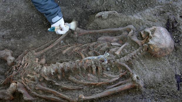 Recuperación de un cadáver en el antiguo cementerio de Camas