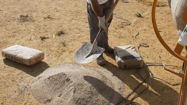 Colocación de una primera piedra para renovar un campo de fútbol