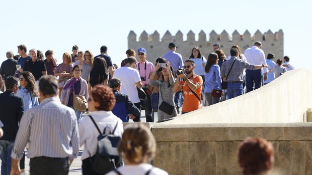 Turistas en el Puente Romano