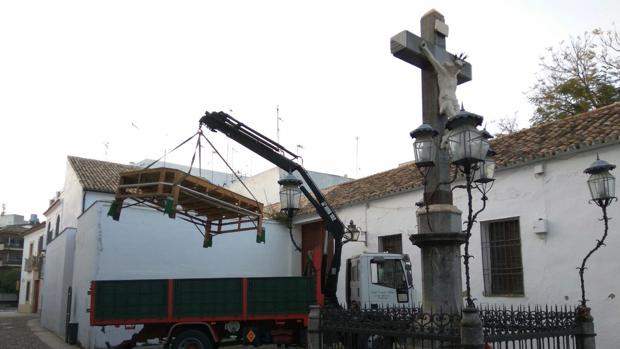 Traslado de la mesa a su nuevo destino desde Capuchinos