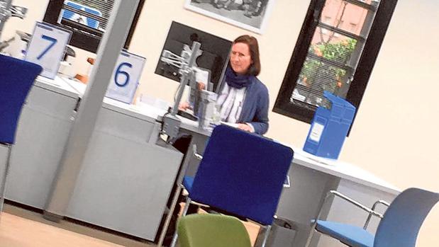 María José Canoura ayer trabajando en la sede de Aguas de Huelva