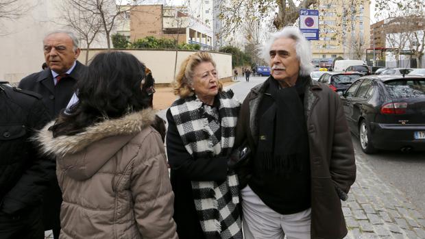 Rafael Gómez, acompañado por su esposa a la salida de los juzgados