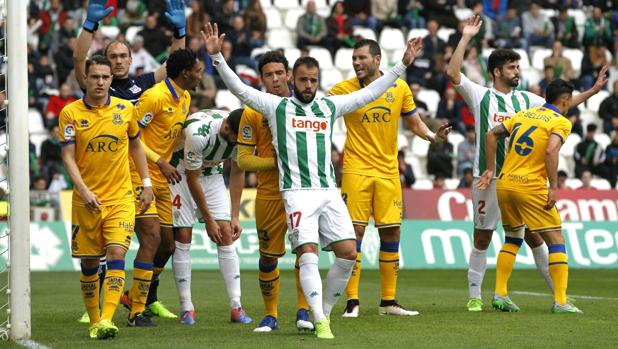 Un momento del Córdoba CF ante el Alcorcón en El Arcángel