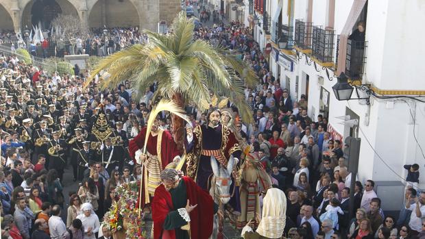 Los árboles «naturales y sintéticos» de la Semana Santa de Córdoba