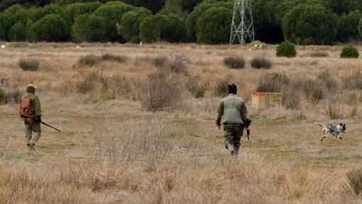 Dos cazadores durante una montería