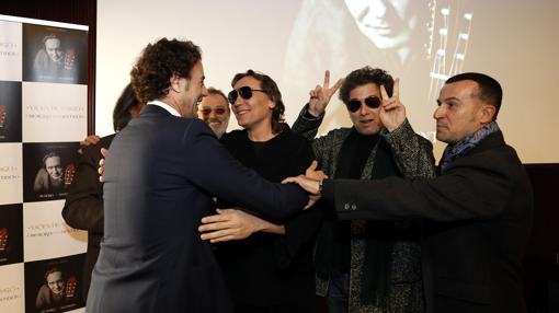 El artista, junto a Finito, Calamaro y Carbonell, entre otros