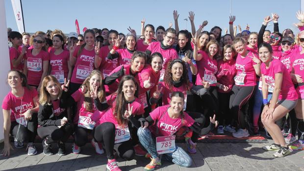 Un grupo de mujeres en la primera edición de la «Pink Running»