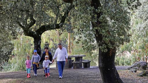 Una familia pasea por el parque de Los Villares