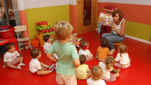 Un grupo de niños atiende a su profesora en una guardería de Córdoba