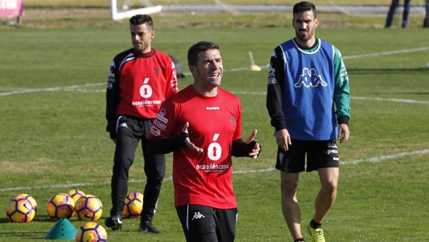 Jorge Romero, de rojo, al fondo en un entrenamiento con Luis Carrión