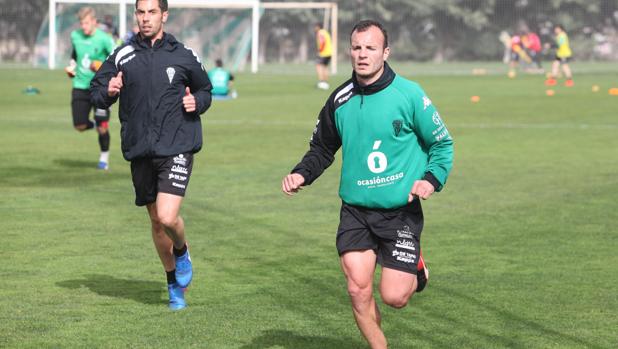 Juli trota en el entrenamiento del Córdoba CF