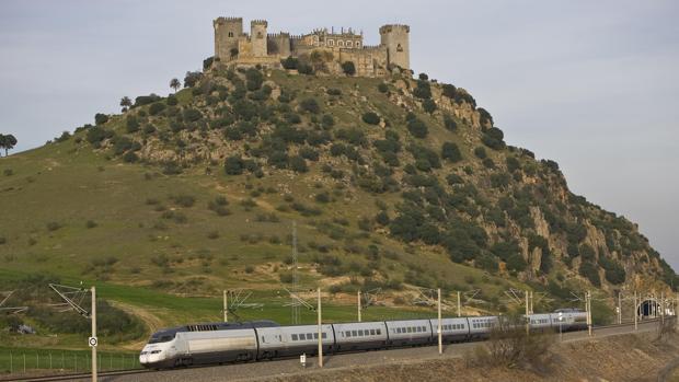 Un tren de Renfe a su paso por Almodóvar del Río