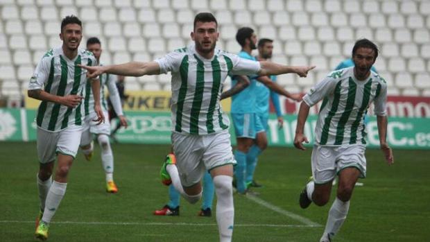 Pablo Vázquez celebra el primer gol del filial