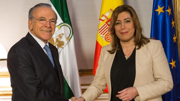 Isidro Fainé y Susana Díaz se estrechan las manos tras la firma del convenio la pasada semana en Sevilla