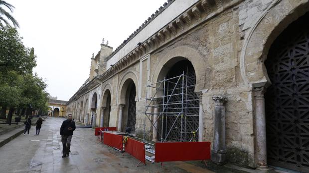 Dispositivo montado esta mañana para los trabajos de retirada de la celosía en la Mezquita-Catedral