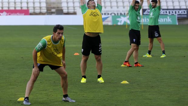 Carlos Caballero, a la izquierda, en un entrenamiento