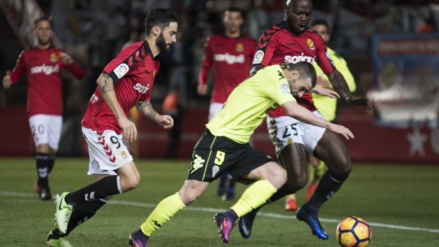 Rodri intenta superar a Emaná en el Nástic-Córdoba CF del domingo