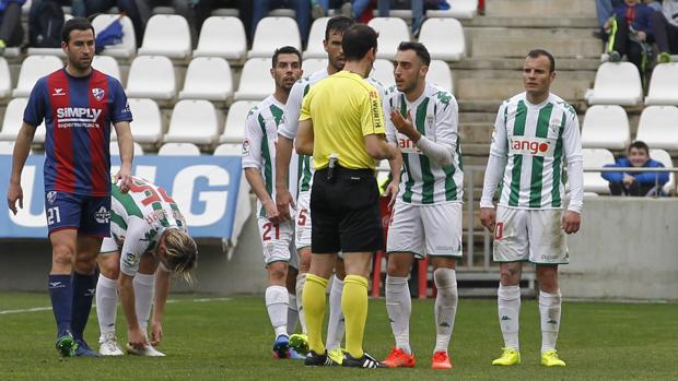 Sergio Aguza protesta la expulsión que sufrió ante el Huesca