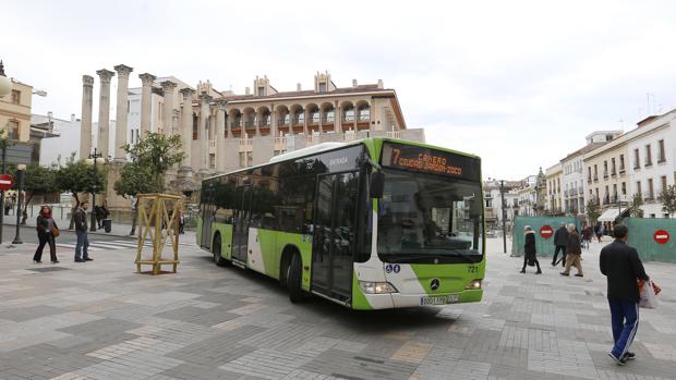 Paso de un autobús de Aucorsa por la esquina de Capitulares