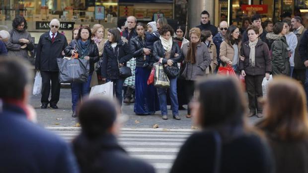 Consumidores en un paso de peatones del centro de Córdoba