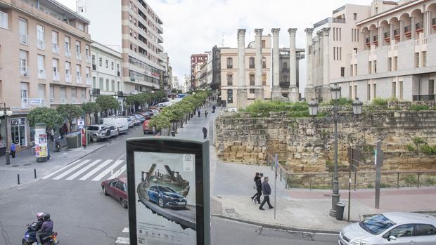 El Templo Romano junto a la calle Claudio Marcelo