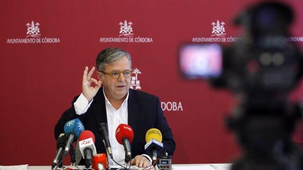 Salvador Fuentes, durante una rueda de prensa en el Ayuntamiento