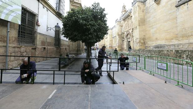 Montaje de los palcos en la calle Torrijos