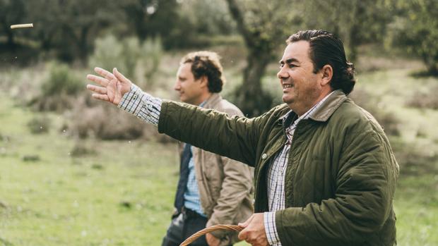 Eduardo Sousa en la dehesa que supone su granja de gansos en Fuente Obejuna