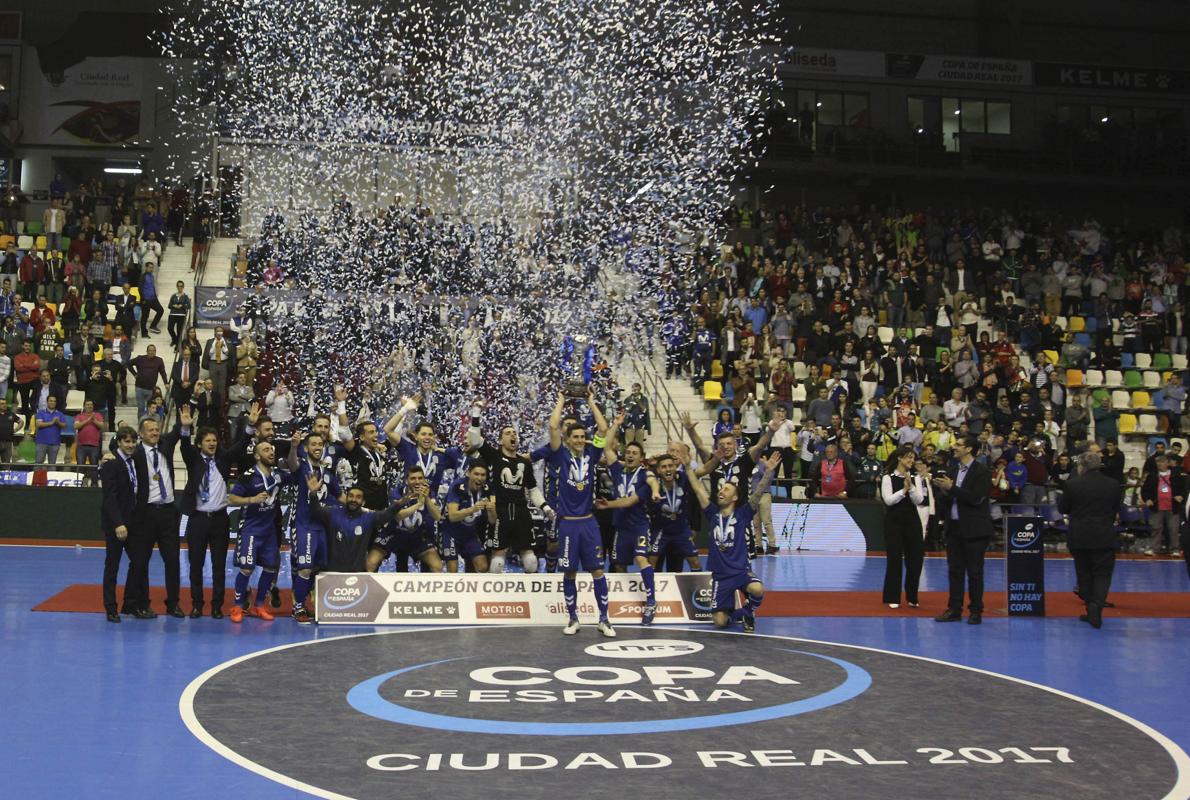 Los jugadores del Inter levantan la Copa de España