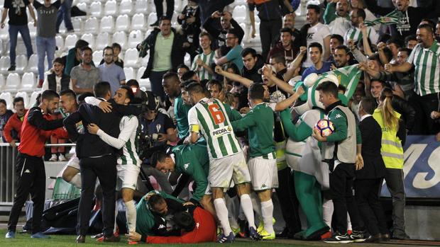 Auténtica locura durante la celebración del tanto de Markovic contra el Zaragoza