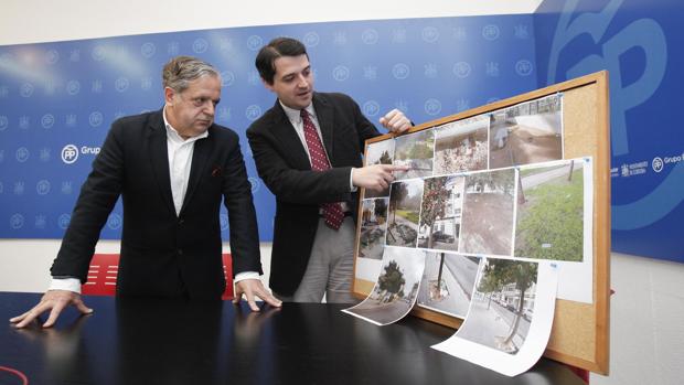 Salvador Fuente y José María Bellido muestran desperfectos en la Huerta de la Reina