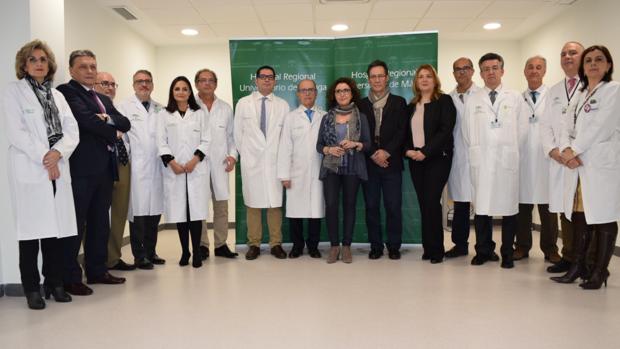 La viceconsejera, juntoa un trasplantado hepático y profesionales del hospital malagueño