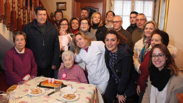 Fiesta de cumpleaños de Josefa Palma en su domicilio de Aguilar de la Frontera