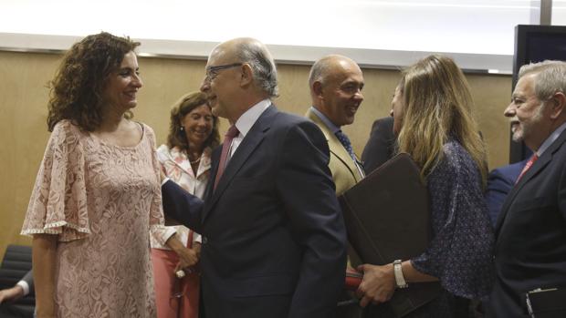 María Jesús Montero y el ministro Cristóbal Montoro en una reunión celebrada en Madrid hace un año