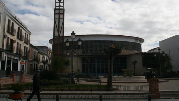 Un vecino pasea por la plaza principal de Montalbán