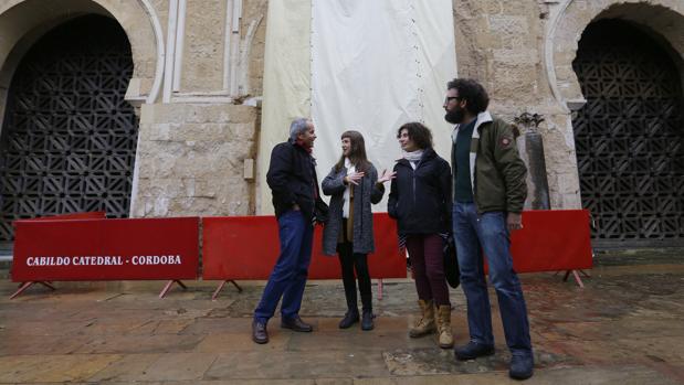 Representantes de Podemos y Ganemos en el Patio de los Naranjos