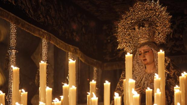 La Virgen del Rosario, en su paso de palio el Viernes Santo