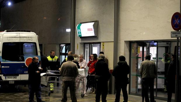 Un paciente llega en ambulancia al Reina Sofía