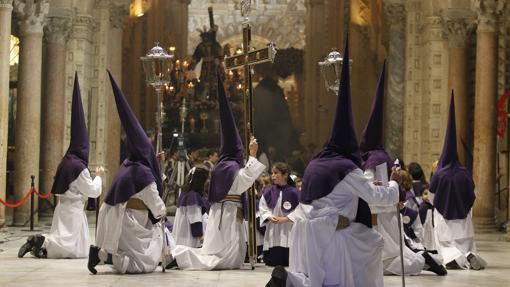 Genuflexión de los nazarenos de la Santa Faz