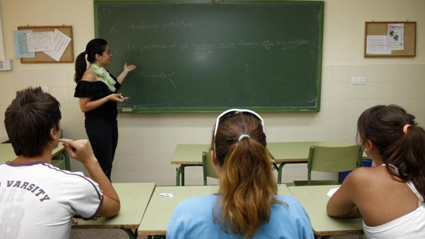 Una profesora imparte clase en un aula