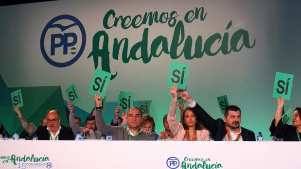 El PP andaluz aprobando en su congreso una resolución para devolver a sus cargos a quienes sean absueltos