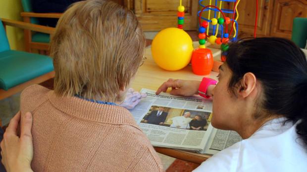 Una anciana atendida por su cuidadora