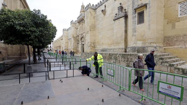 Montaje de palcos en la calle Torrijos