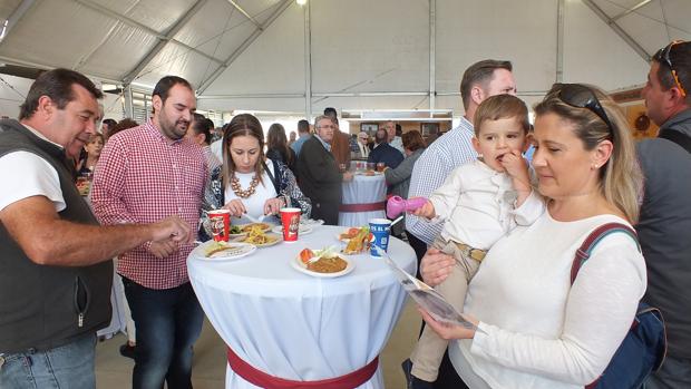 Público en la I Feria de la Patata Rellena de Bujalance