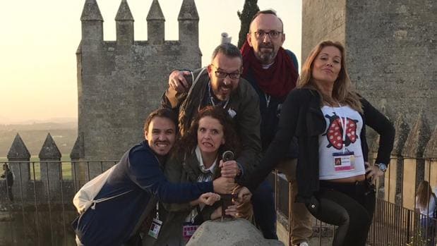 Algunos de los «influencers» que visitaron este sábado el castillo de Almodóvar del Río