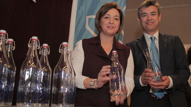 Presentación de las botellas con diseño de Jorge Chastang