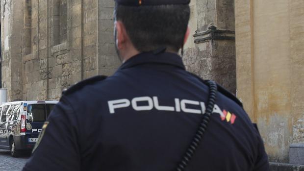 Un agente de la Policía Nacional junto a la Mezquita-Catedral