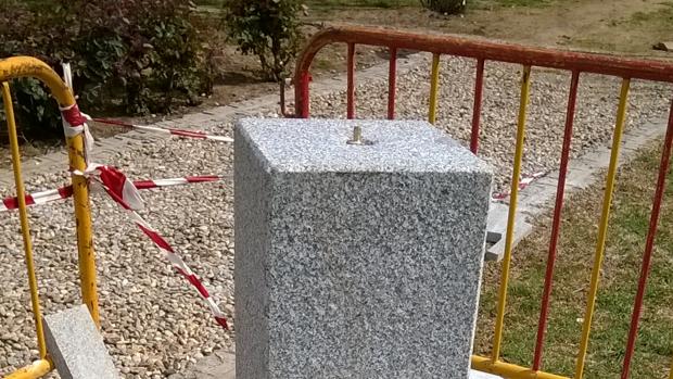 Fuente a medio instalar en un parque de la localidad de Los Pedroches