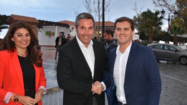 El alcalde de Mijas, Juan Carlos Maldonado (en el centro), junto a Albert Rivera