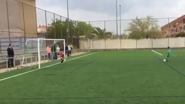 Captura del vídeo del momento en el que Alejandro lanza un penalti que falla porque no había sido